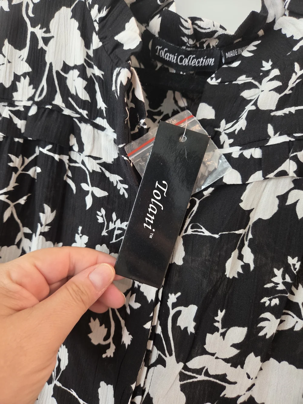 Tolani Collection Black & White Floral Boho Blouse Size Medium Long Sleeve Top